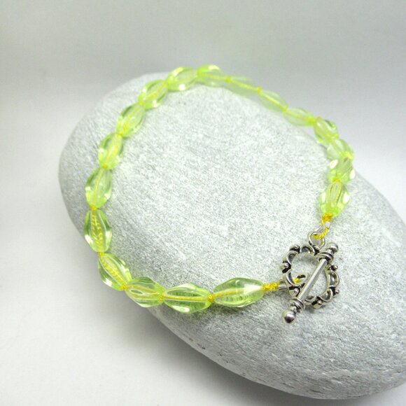 Uranium glass bead bracelet - Picture 6 of 8